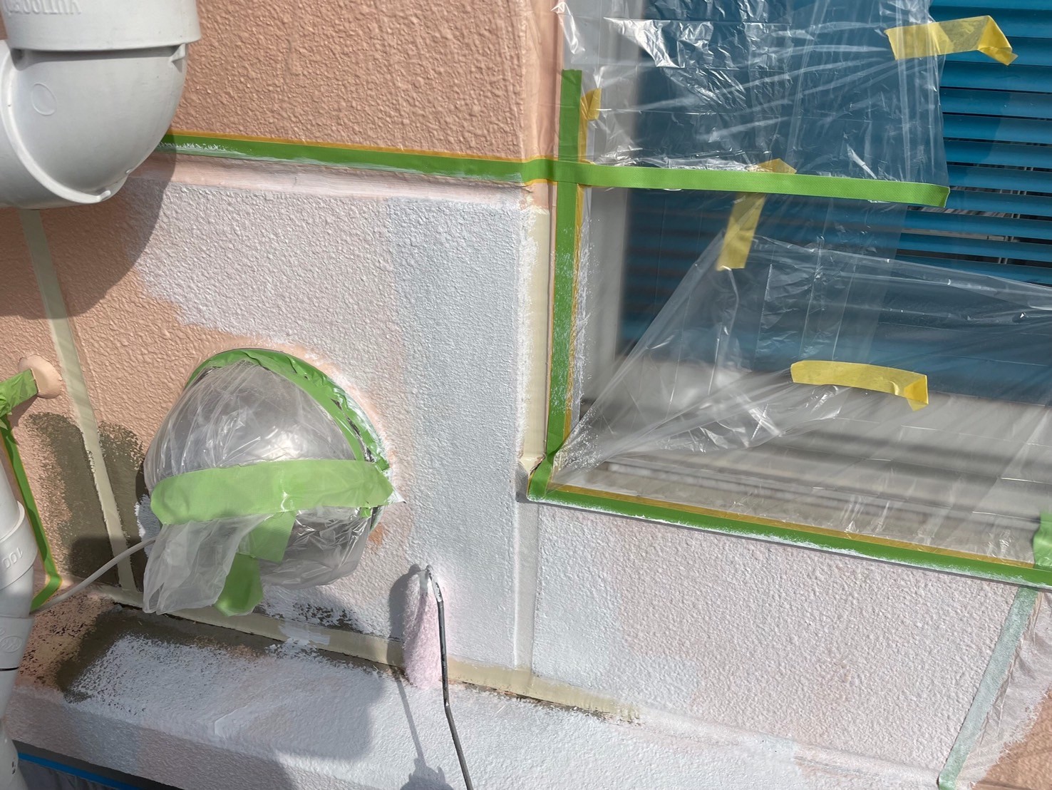 外壁　下塗り作業の様子です